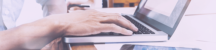 image représentant des mains sur un clavier